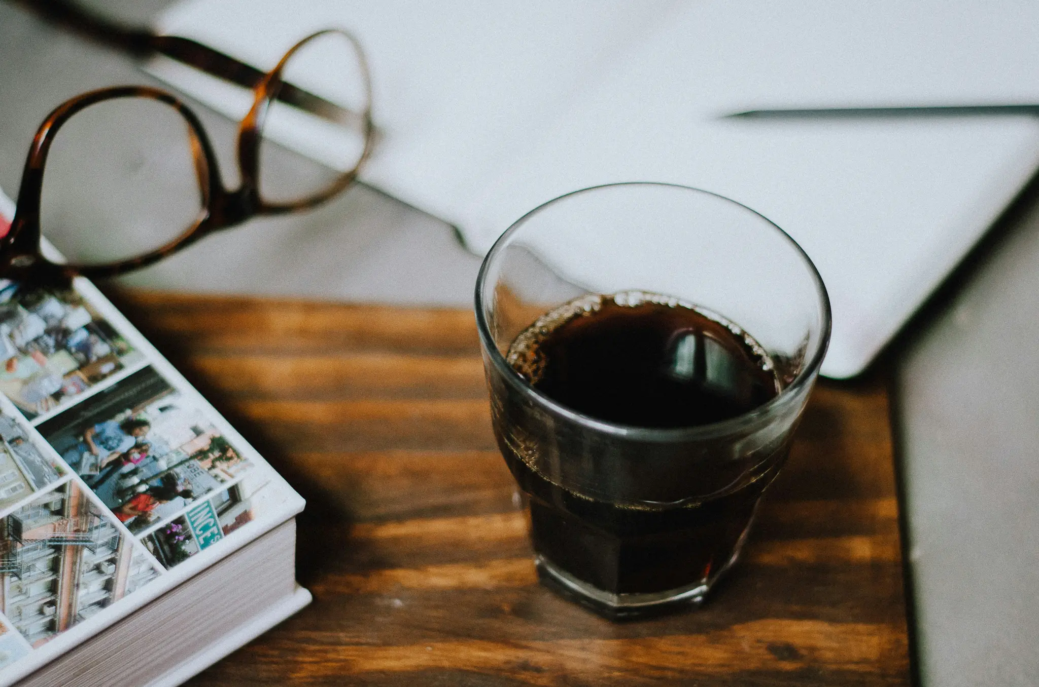 Ein Glas Kaffee steht neben einem Buch